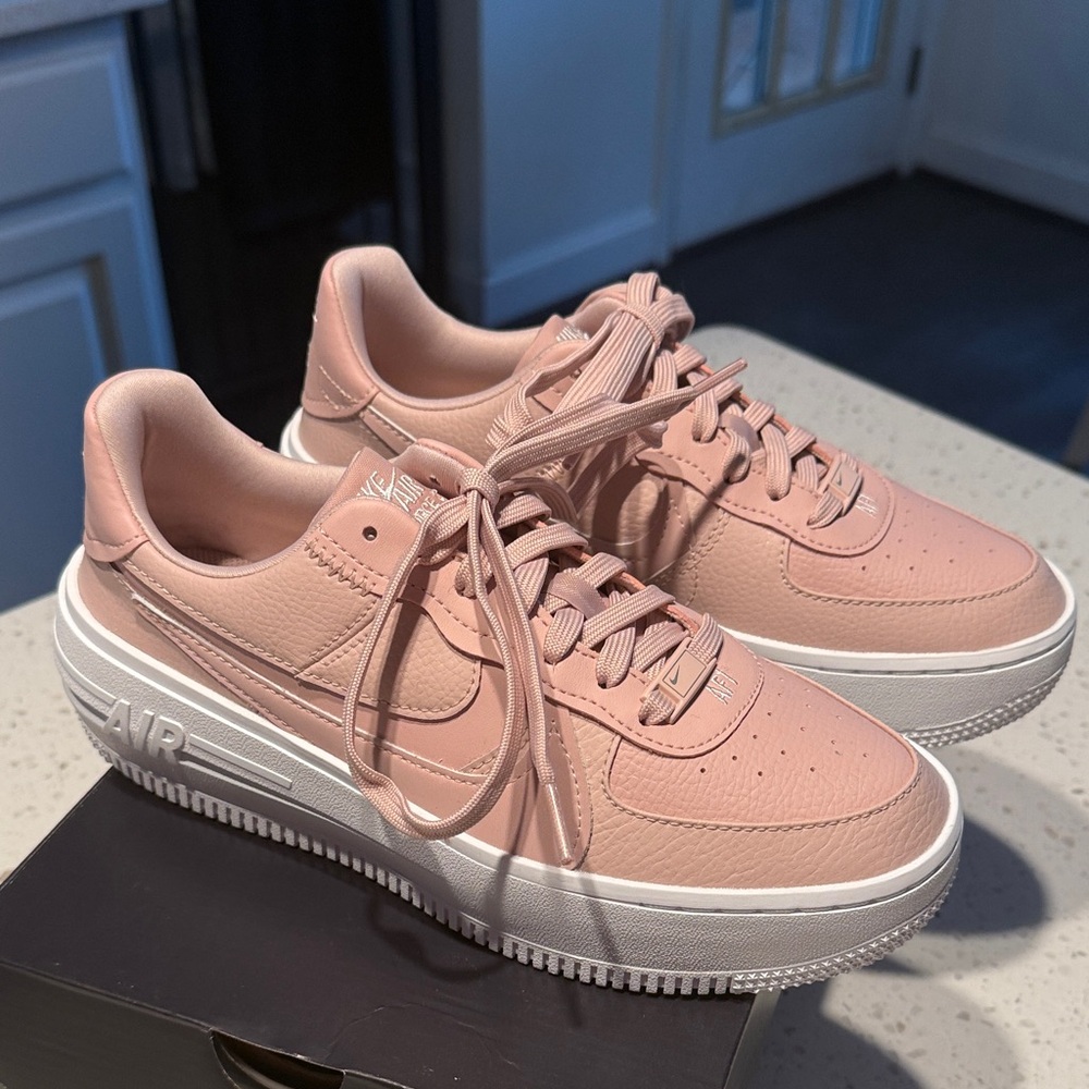 Nike Aur Force 1 Women's Blush Pink Sneakers New 7.5